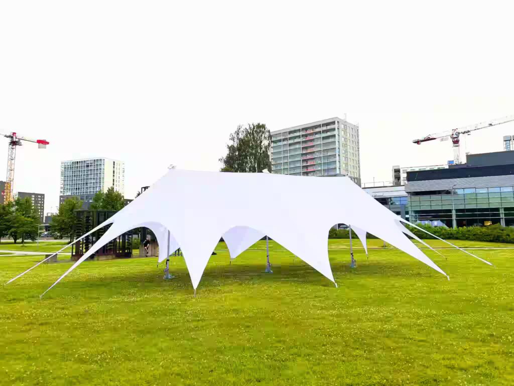 Namnlös design (56) tähtiteltta tapahtumassa ulkona suurelle yleisölle