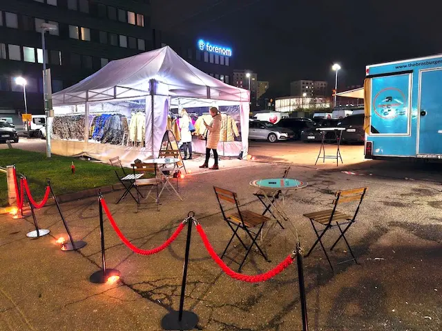 juhlateltta Halti Herttoniemen iltatapahtumassa valaistuna kaupungissa