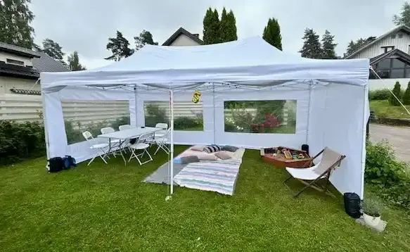 9dc8badb 0065 4f9e ac59 c2746c56845f 3x6 juhlateltta perhejuhlissa pöytien kanssa