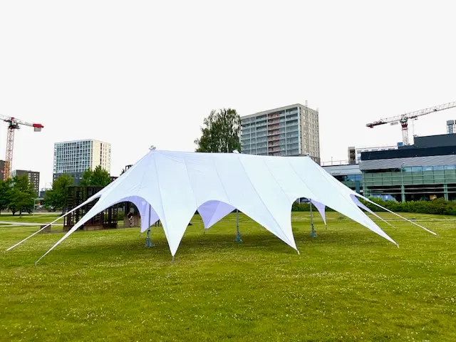 valkoinen tähtiteltta nurmialueella kaupunkiympäristössä Helsingissä