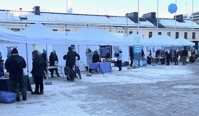 useita juhlatelttoja tapahtumassa talvisissa olosuhteissa Narikkatorilla Kampissa