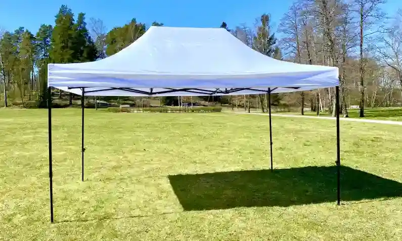 Juhlateltta Vuokraus 3x4,5 juhlateltta syntymäpäiväjuhlissa ulkona