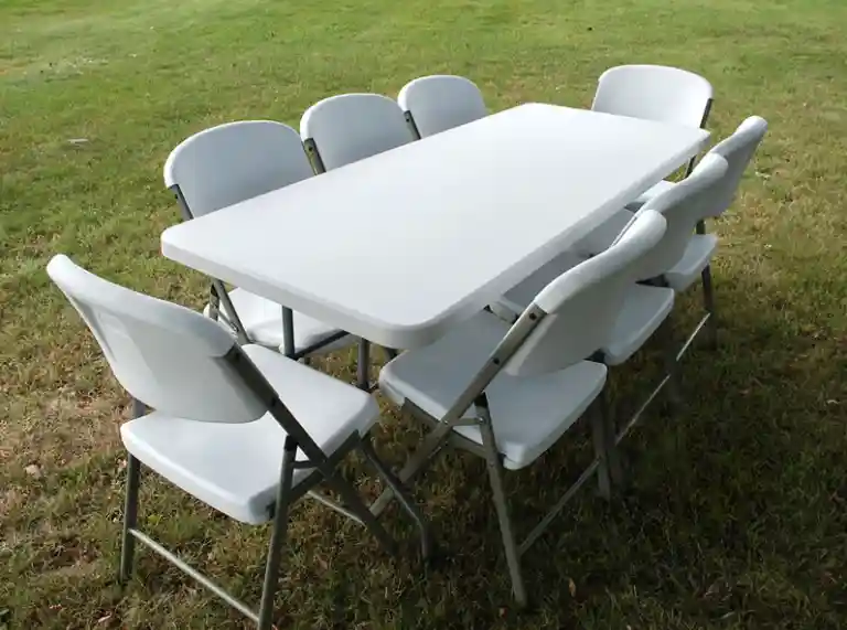 valkoiset juhlapöydät ja tuolit valmiina käyttöön