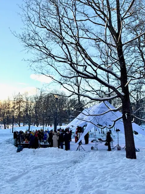 juhlateltta talvitapahtumassa Kaivopuistossa lumisessa maisemassa